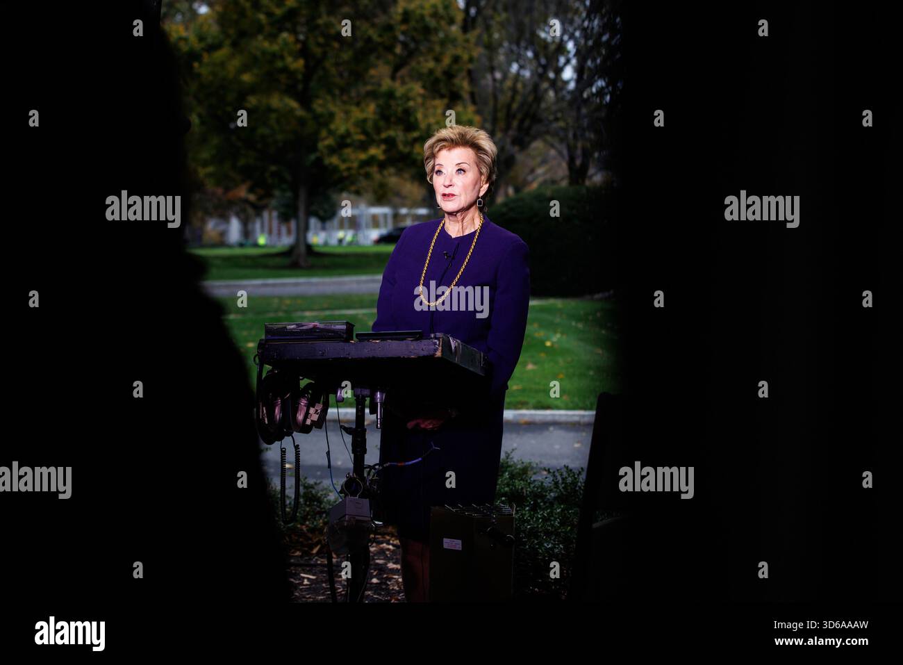 Washington, États-Unis. 19 novembre 2025. Linda McMahon, secrétaire à l'éducation, donne une interview télévisée devant la Maison Blanche à Washington, DC, le mercredi 19 novembre 2025. L’administration Trump a annoncé qu’elle accélérerait ses plans de démantèlement du ministère de l’éducation. Photo de Samuel Corum/UPI crédit : UPI/Alamy Live News Banque D'Images