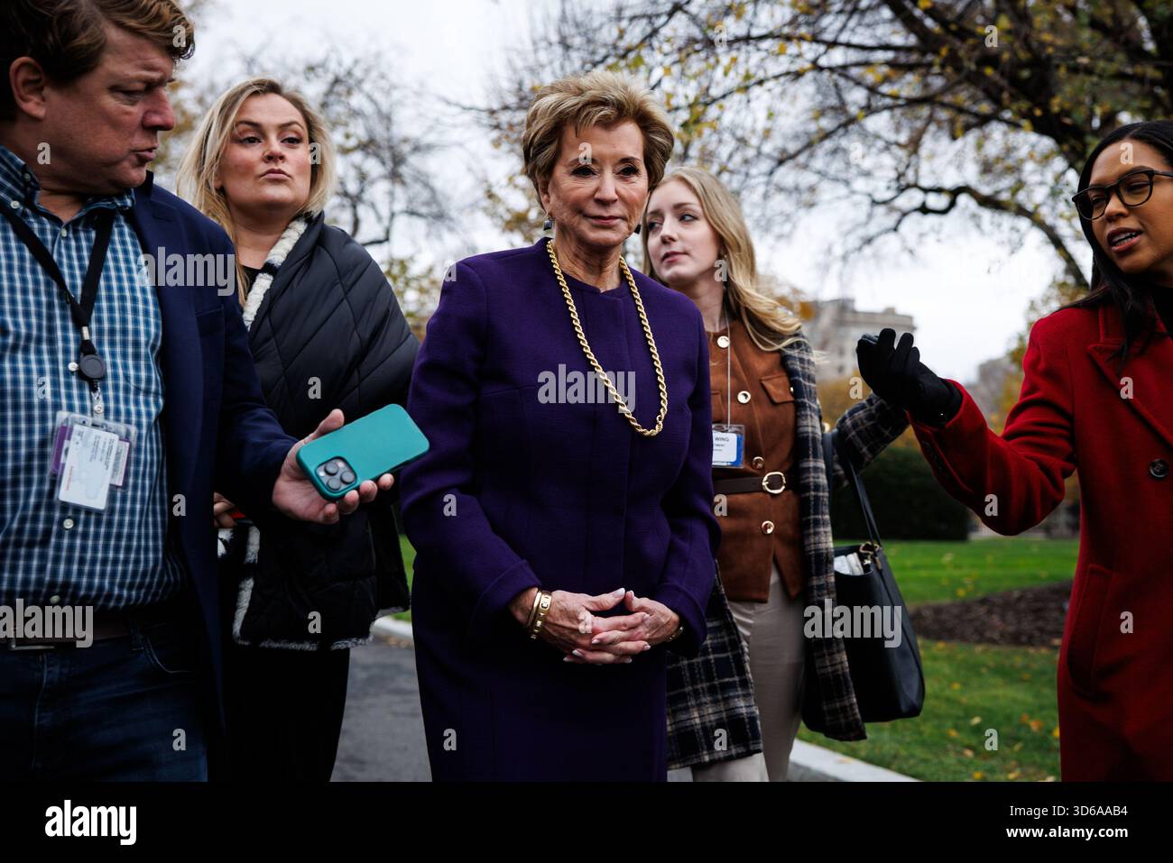 Washington, États-Unis. 19 novembre 2025. La secrétaire à l'éducation Linda McMahon (au centre) marche vers l'aile ouest après avoir donné une interview télévisée devant la Maison Blanche à Washington, DC le mercredi 19 novembre 2025. L’administration Trump a annoncé qu’elle accélérerait ses plans de démantèlement du ministère de l’éducation. Photo de Samuel Corum/UPI crédit : UPI/Alamy Live News Banque D'Images