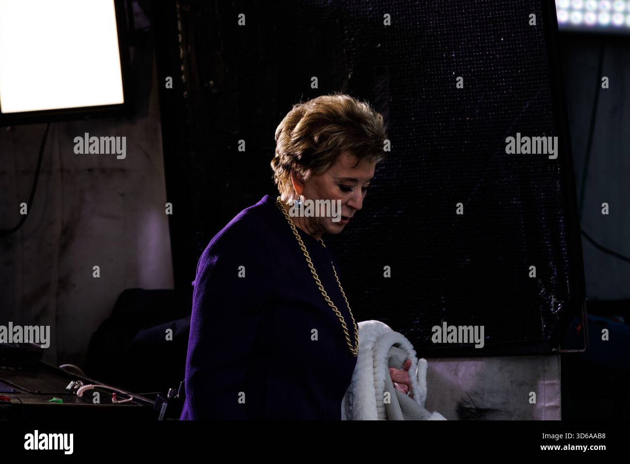 Washington, États-Unis. 19 novembre 2025. La secrétaire à l'éducation Linda McMahon part après une interview télévisée devant la Maison Blanche à Washington, DC le mercredi 19 novembre 2025. L’administration Trump a annoncé qu’elle accélérerait ses plans de démantèlement du ministère de l’éducation. Photo de Samuel Corum/UPI crédit : UPI/Alamy Live News Banque D'Images