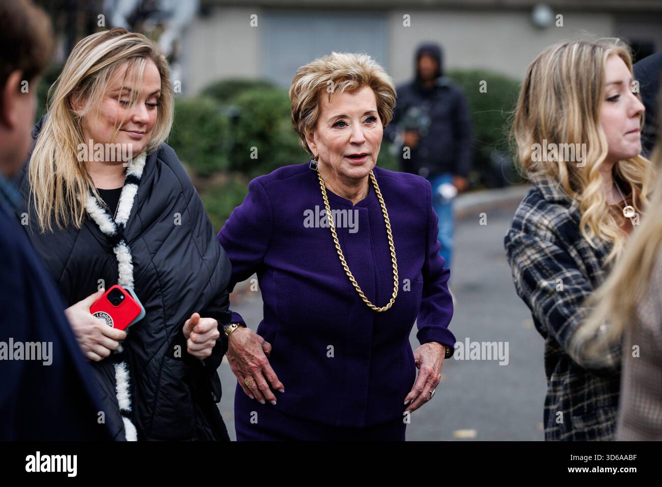 Washington, États-Unis. 19 novembre 2025. La secrétaire à l'éducation Linda McMahon (au centre) marche vers l'aile ouest après avoir donné une interview télévisée devant la Maison Blanche à Washington, DC le mercredi 19 novembre 2025. L’administration Trump a annoncé qu’elle accélérerait ses plans de démantèlement du ministère de l’éducation. Photo de Samuel Corum/UPI crédit : UPI/Alamy Live News Banque D'Images