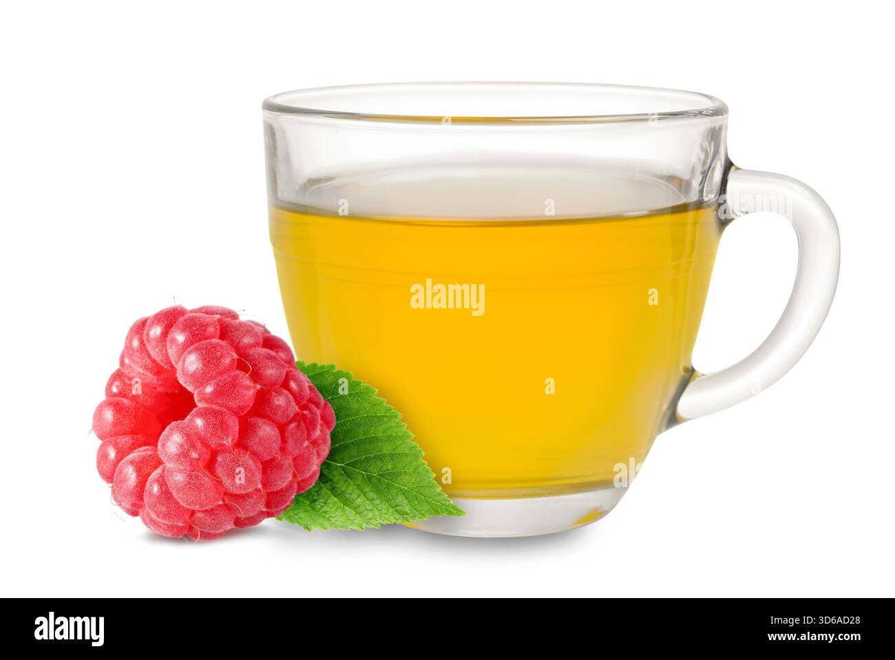 Boisson chaude dans la tasse et framboise fraîche sur fond blanc. Boisson stimulant l'immunité pour la saison froide Banque D'Images