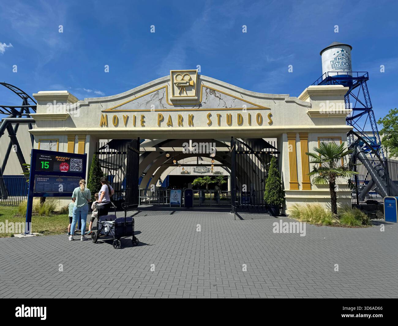 Bottrop, Allemagne - 4 juillet 2025 : des personnes inconnues et non identifiables devant Movie Park Studios Banque D'Images
