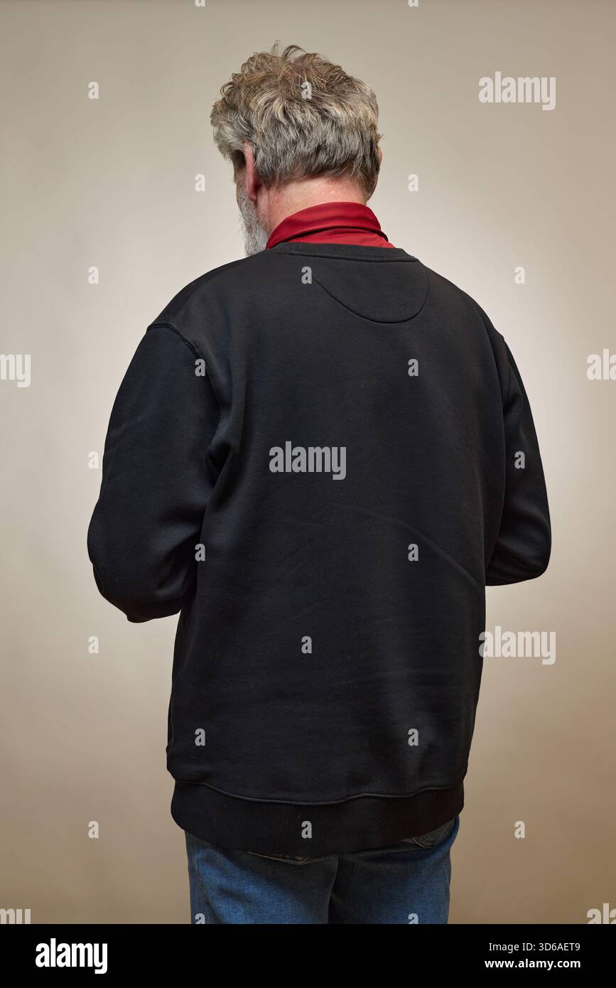 Vieil homme de plus de 60 portrait en studio avec smartphone Banque D'Images