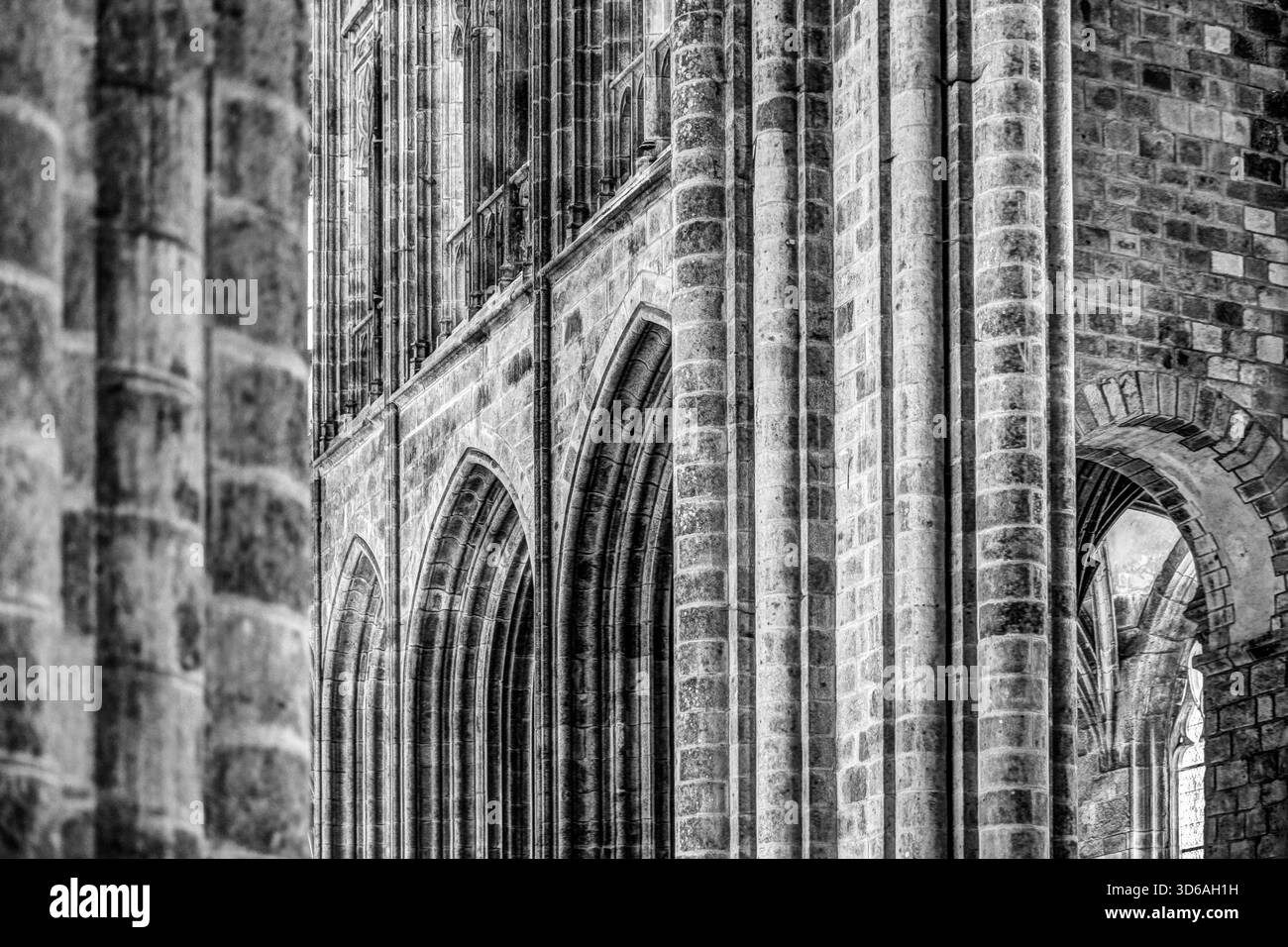 Intérieur de l'église abbatiale du Mont-Saint-Michel, avec voûtes nervurées, arches en pierre et architecture monastique médiévale. Banque D'Images