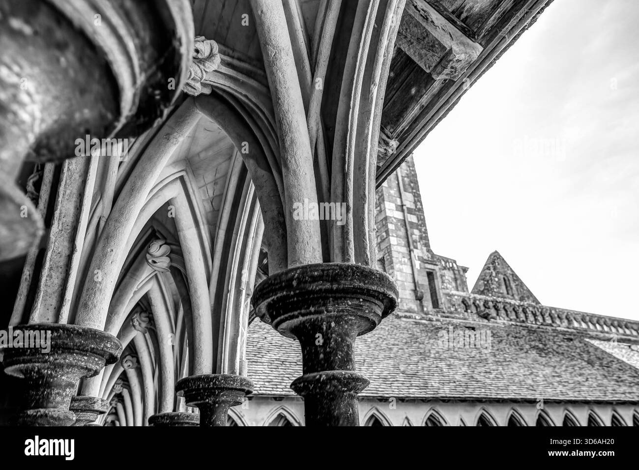 Intérieur de l'église abbatiale du Mont-Saint-Michel, avec voûtes nervurées, arches en pierre et architecture monastique médiévale. Banque D'Images