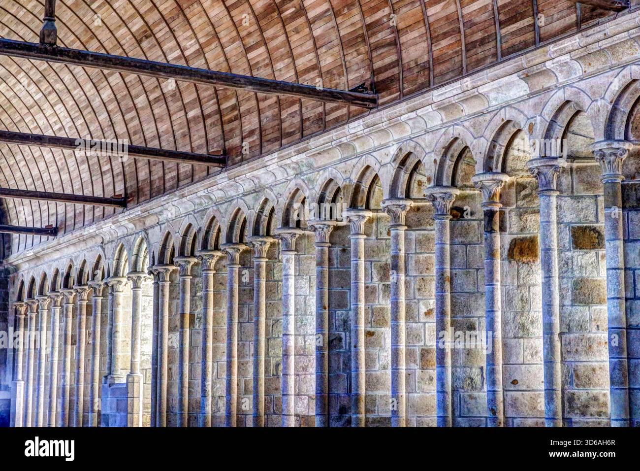 Intérieur de l'église abbatiale du Mont-Saint-Michel, avec voûtes nervurées, arches en pierre et architecture monastique médiévale. Banque D'Images