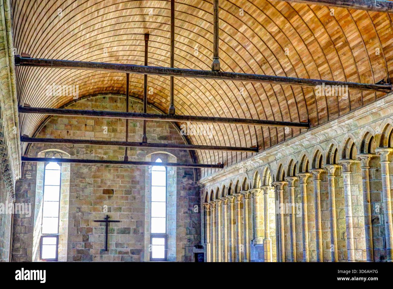 Intérieur de l'église abbatiale du Mont-Saint-Michel, avec voûtes nervurées, arches en pierre et architecture monastique médiévale. Banque D'Images