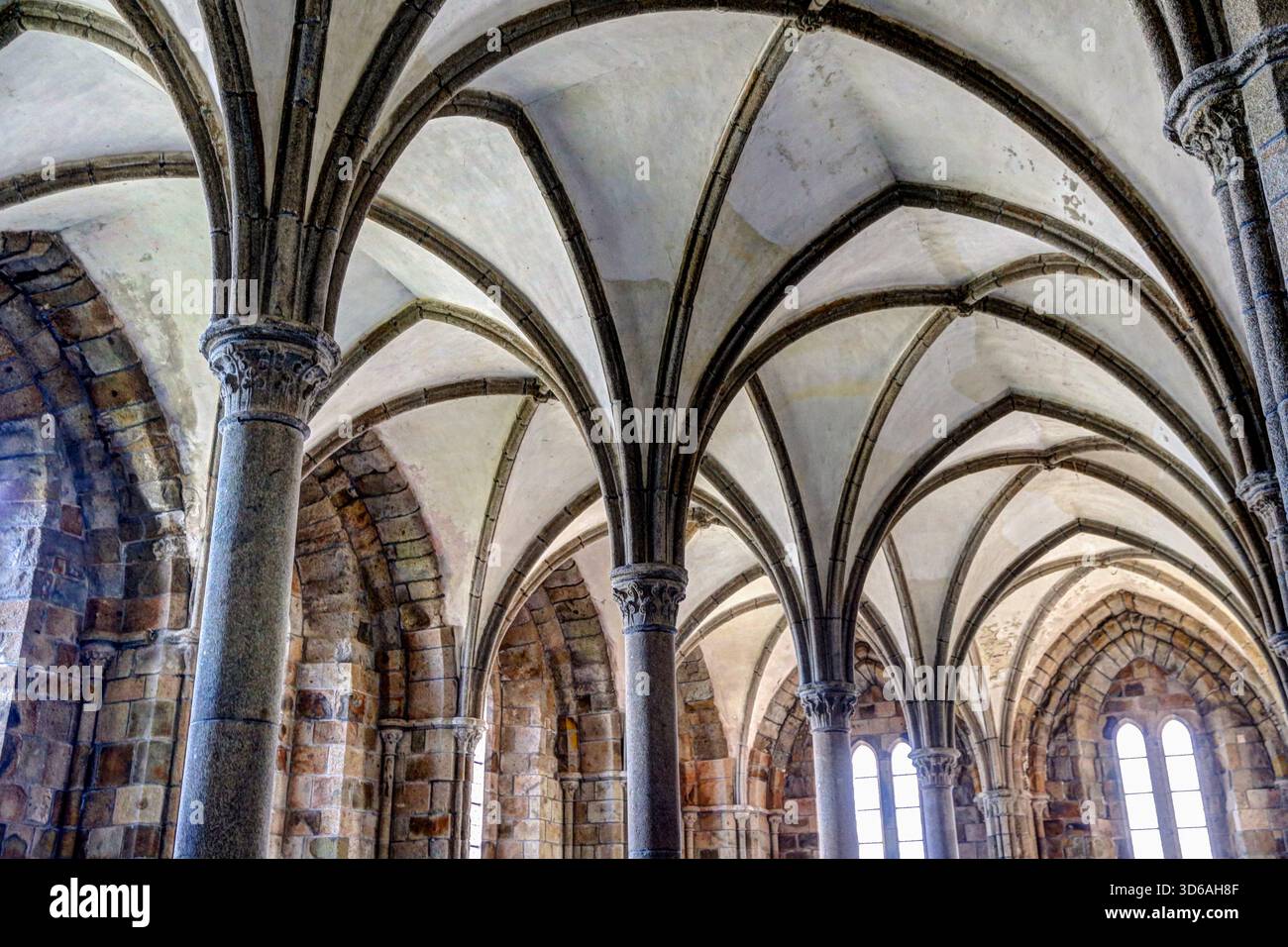 Intérieur de l'église abbatiale du Mont-Saint-Michel, avec voûtes nervurées, arches en pierre et architecture monastique médiévale. Banque D'Images