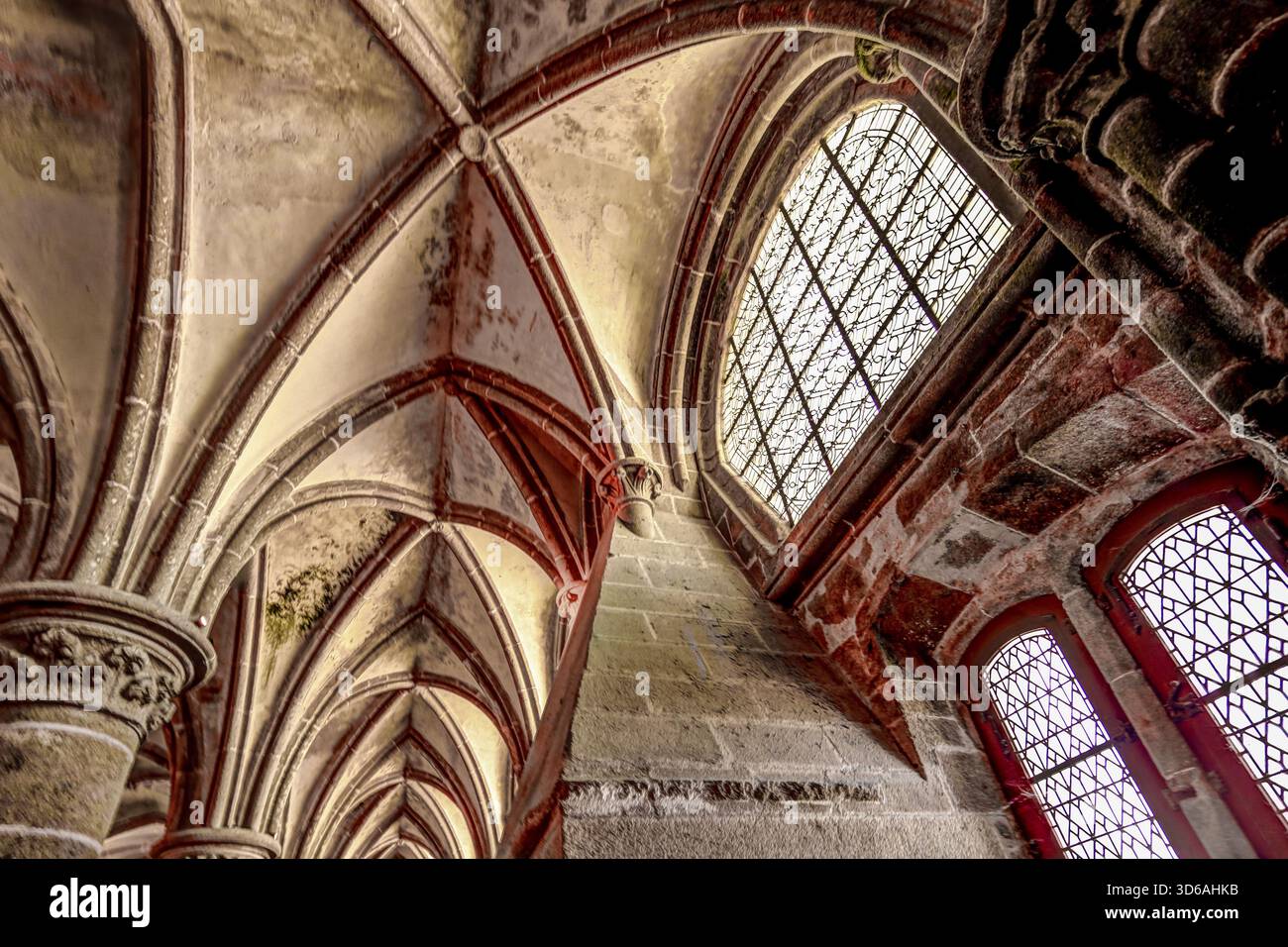 Intérieur de l'église abbatiale du Mont-Saint-Michel, avec voûtes nervurées, arches en pierre et architecture monastique médiévale. Banque D'Images