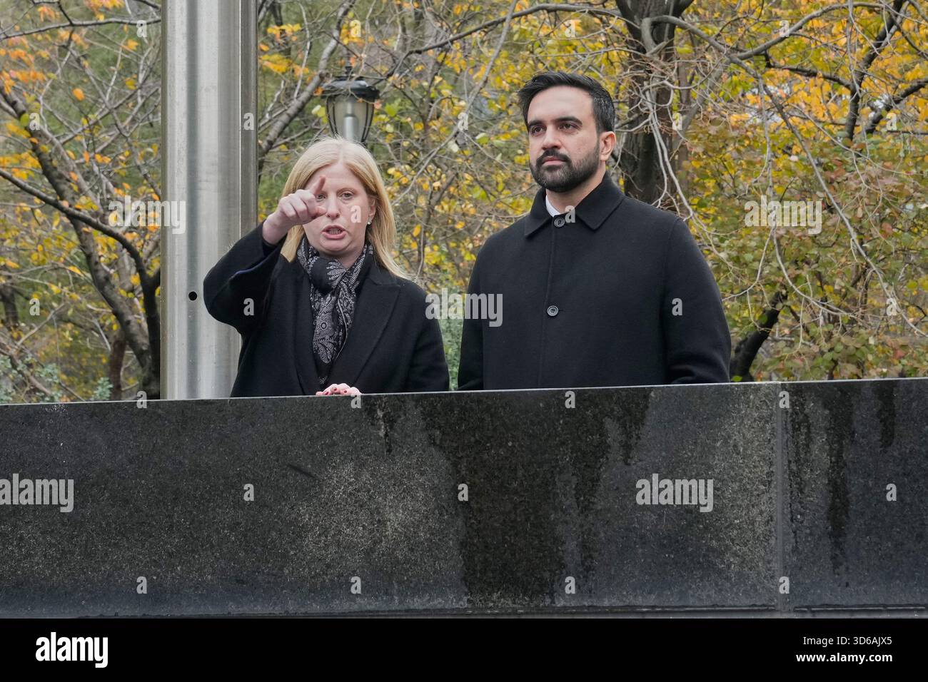 New York, États-Unis. 19 novembre 2025. Zohran Mamdani, maire élu de New York, à droite, et Jessica Tisch, commissaire de police de New York, à gauche, visitent le mémorial de la police de New York, le mercredi 19 novembre 2025. Photo de piscine par Richard Drew/UPI crédit : UPI/Alamy Live News Banque D'Images