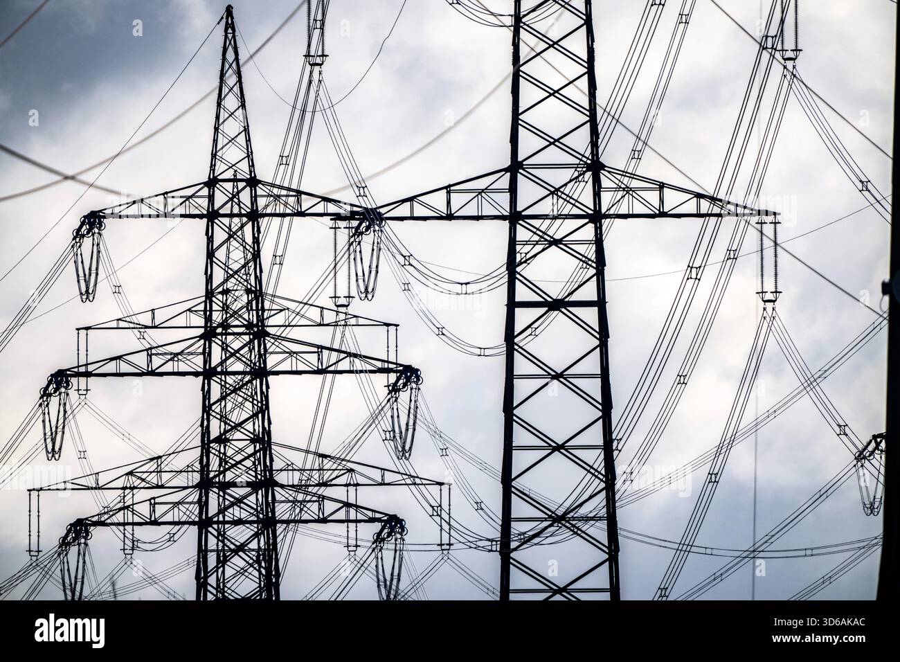 Ligne aérienne à très haute tension 380 kV, nouvelle construction, le long de l'autoroute A57, près de Meerbusch, pylônes à haute tension, Rhénanie du Nord-Westphalie, Allemagne Banque D'Images