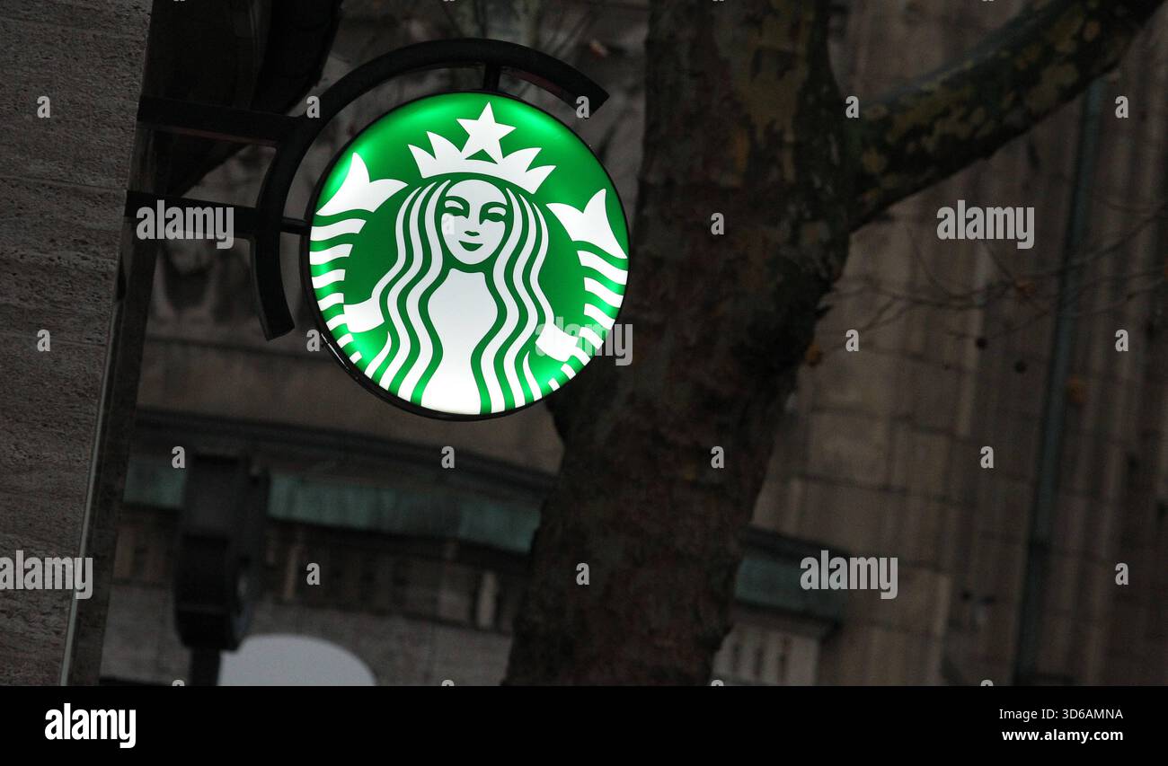 Leuchtreklame mit dem logo der Starbucks Corp. AM Coffee Shop des Unternehmens in der Mönckebergstraße. Altstadt Hamburg Banque D'Images