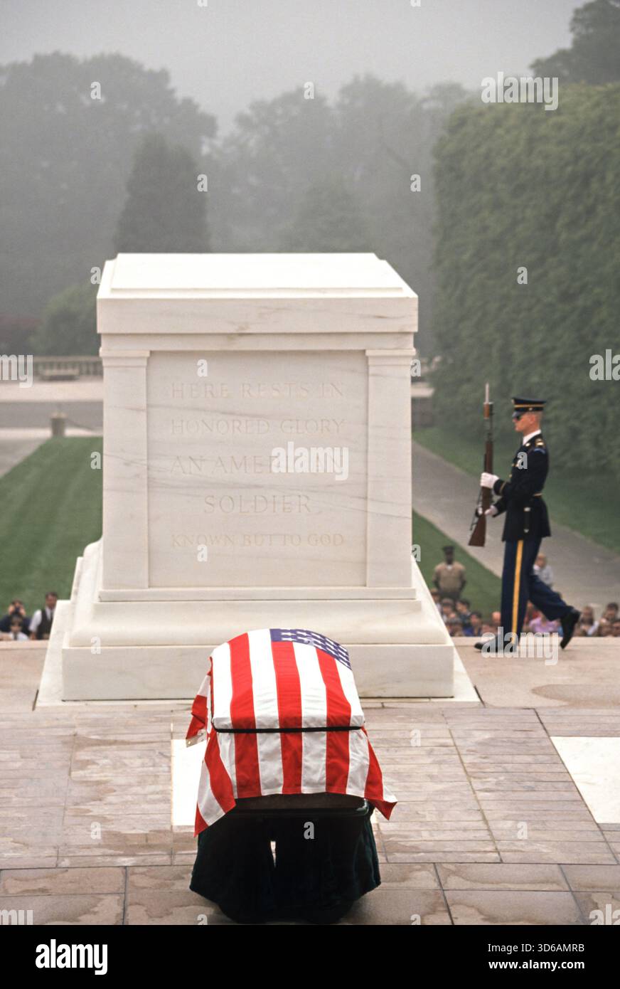 Une sentinelle de l'armée américaine, avec le 3rd U.S. Infantry Regiment, marche sur le tapis de la tombe du soldat inconnu au cimetière national d'Arlington, le 14 mai 1998 à Arlington, Virginie. La tombe a été exhumée pour la première fois pour prendre des échantillons d'ADN pour l'identification d'un pilote abattu au Vietnam. Banque D'Images