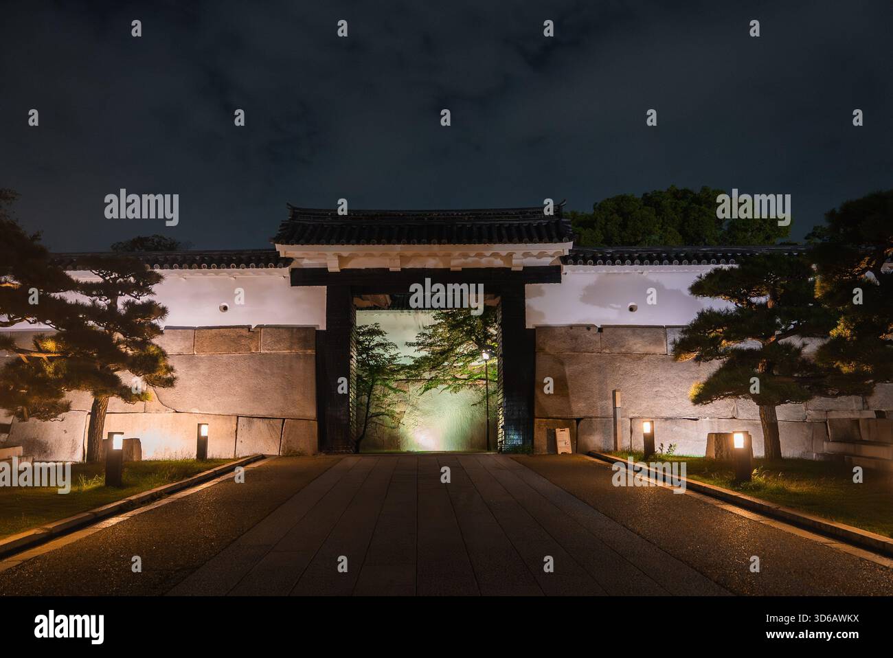 Porte Otemon du parc du château d'Osaka la nuit avec des lumières chaudes au sol Banque D'Images