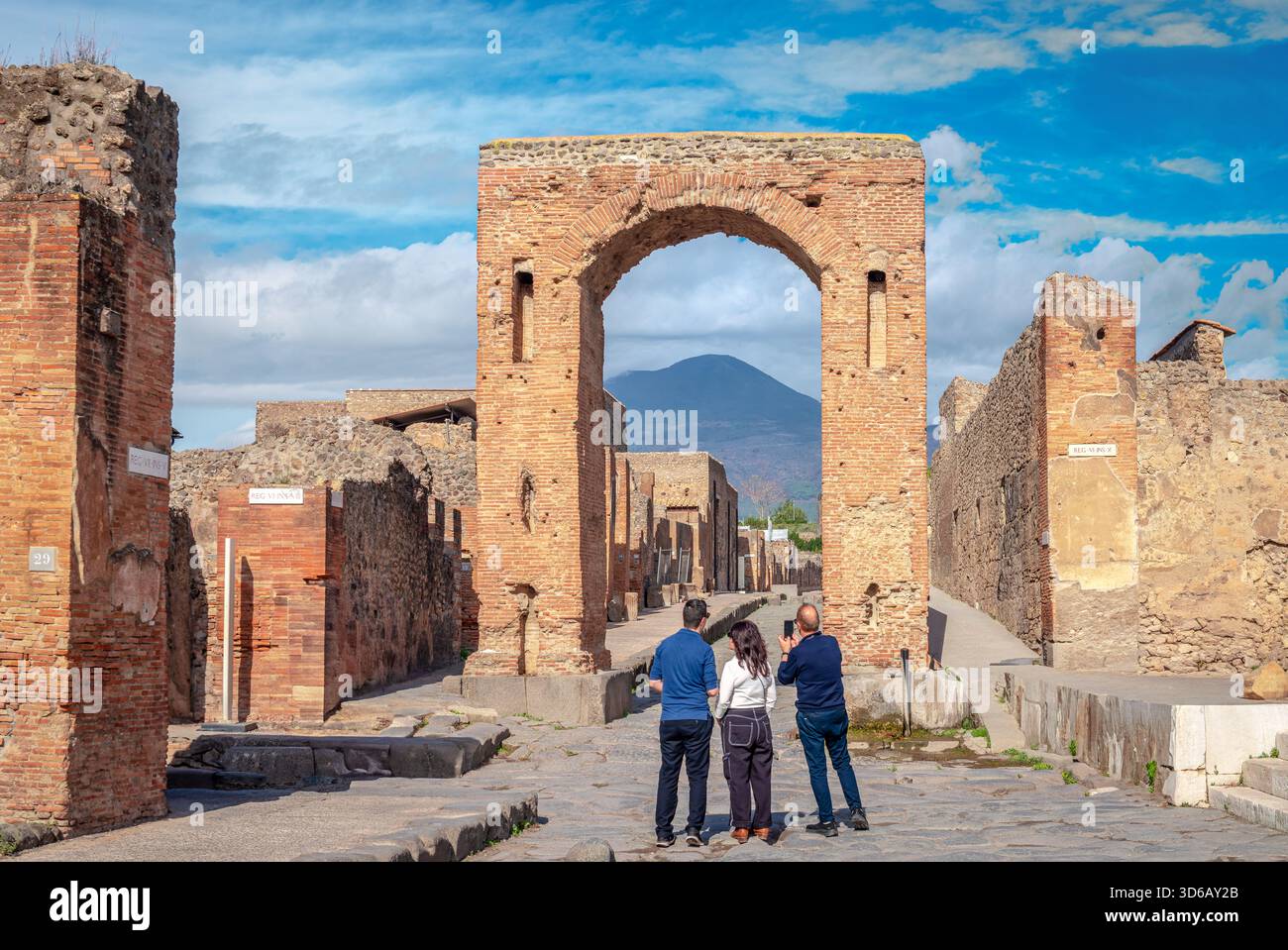 Via delle terme, Regio VI, Insula VIII dans le parc archéologique de Pompéi avec Thermopolium (ancienne restauration rapide) bâtiment. À Pompéi, Italie du Sud. Banque D'Images