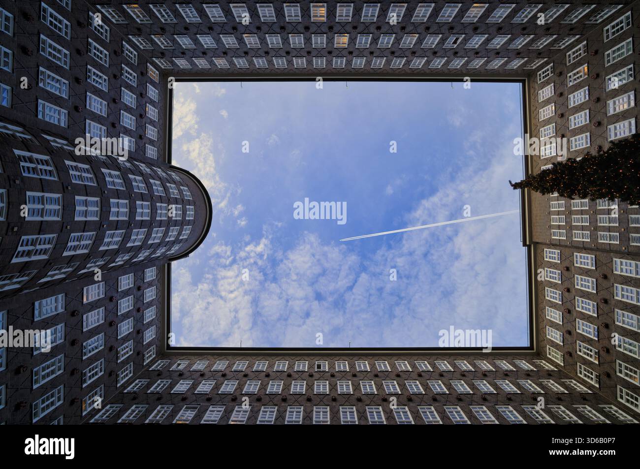 Sprinkenhof, Kontorhaus, expressionnisme de brique, Kontorhausviertel, avion, jet, dessinant des traînées dans le ciel, ville libre et hanséatique de Hambourg, germe Banque D'Images