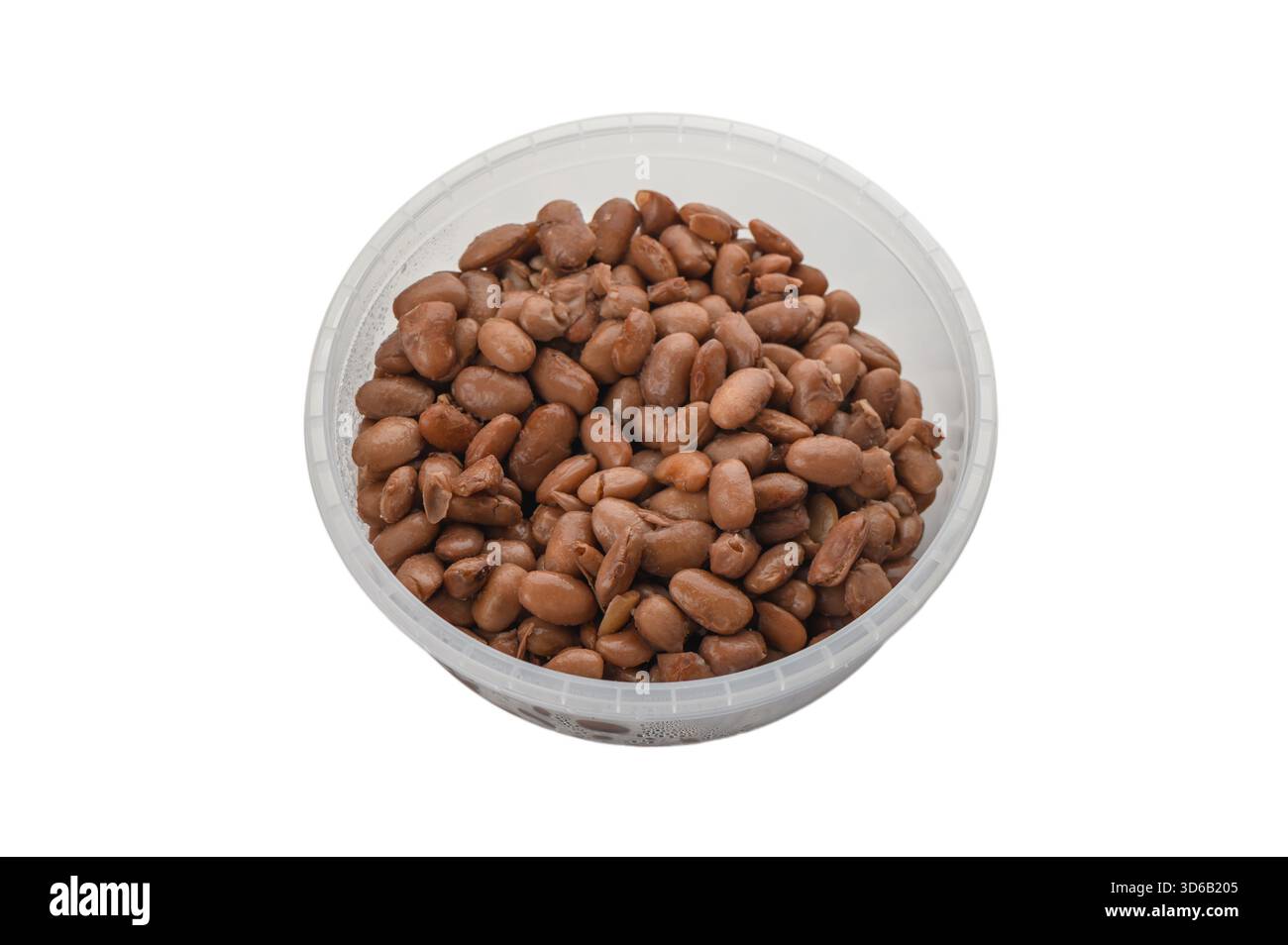 Haricots rouges cuits servis dans un récipient alimentaire en plastique transparent, professionnellement isolé sur fond blanc. Légumineuse nutritive parfaite pour les repas prepar Banque D'Images