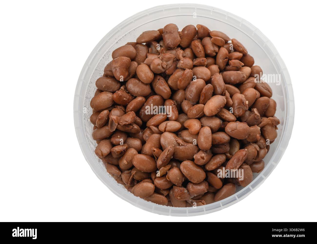 Haricots rouges bouillis dans un récipient en plastique transparent, photographié professionnellement sur fond blanc. Ingrédient alimentaire sain prêt-à-manger. Banque D'Images