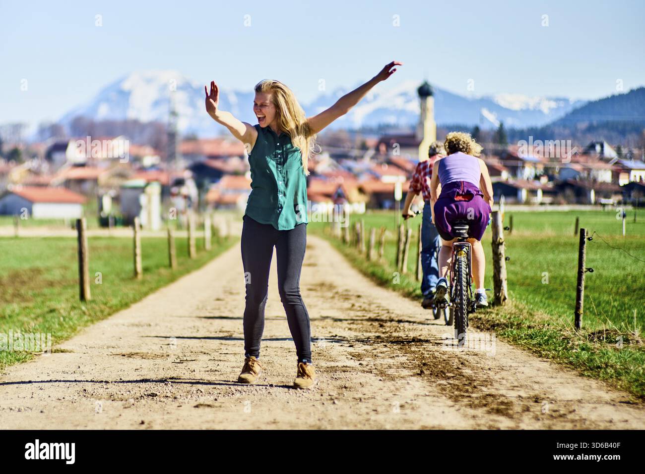 Euphorique femme sévère criant et étirant les bras, debout ferme, signe d'arrêt, résistance, truculent, résister, être en opposition à quelque chose Banque D'Images