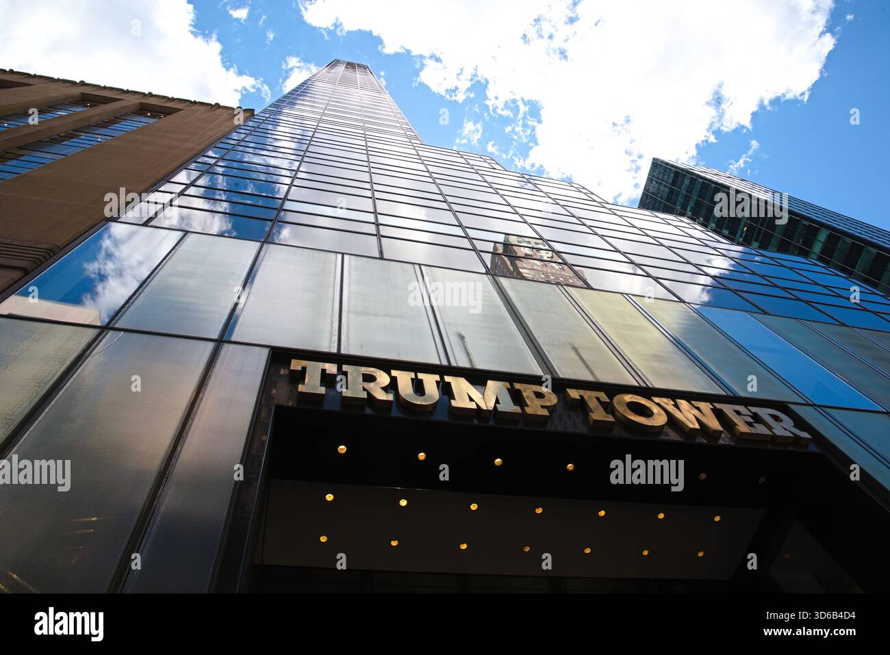 Trump Tower est un immeuble de 58 étages sur la Cinquième Avenue à New York, construit entre 1979 et 1983. Banque D'Images