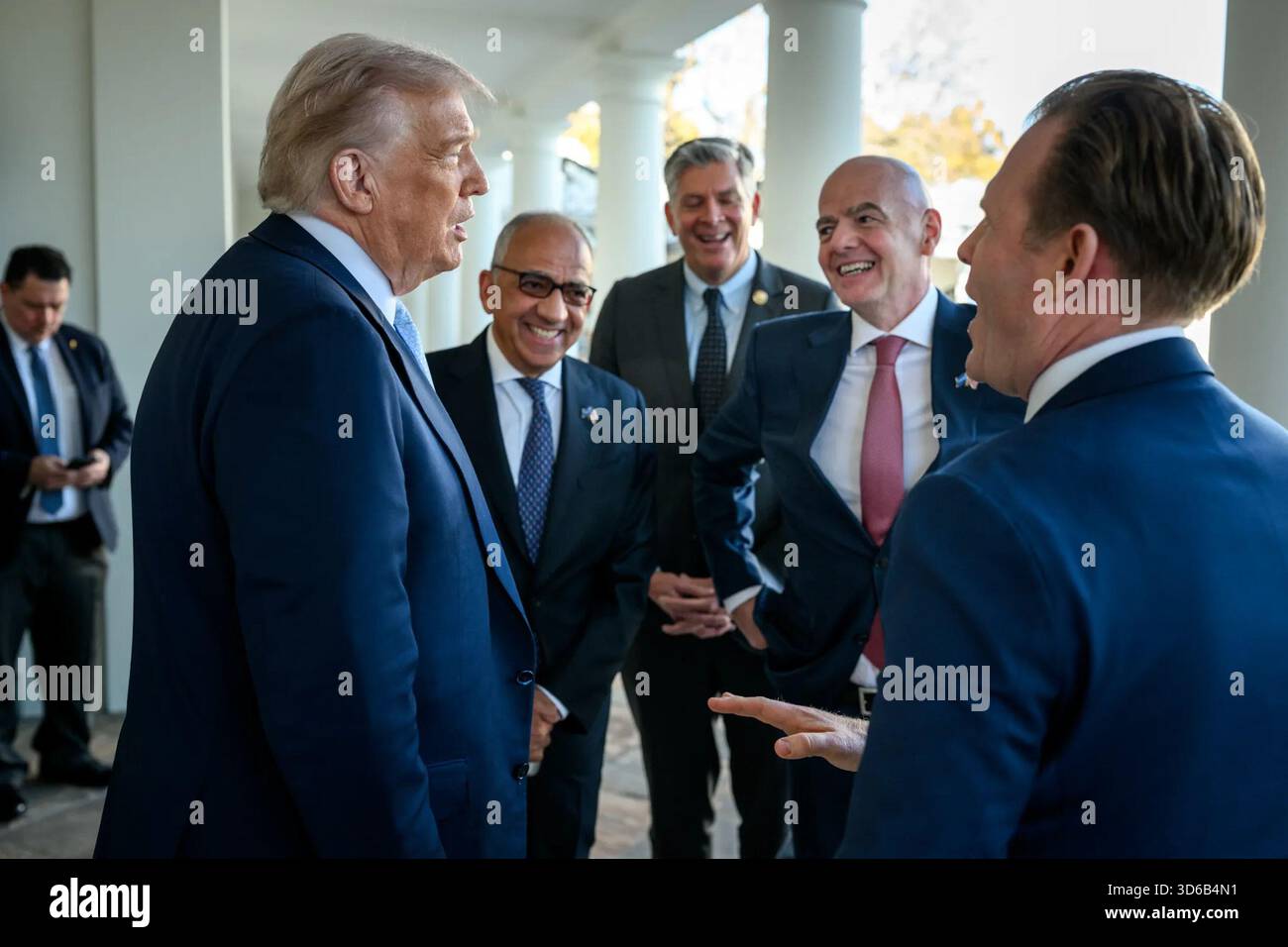 Le président Donald J. Trump rencontre le président de la FIFA, Gianni Infantino, et d'autres responsables lors de la réunion du groupe de travail de la Maison Blanche sur la Coupe du monde de la FIFA 2026 dans le bureau ovale le lundi 17 novembre 2025. Image reproduite avec l'aimable autorisation de la Maison Blanche. Banque D'Images