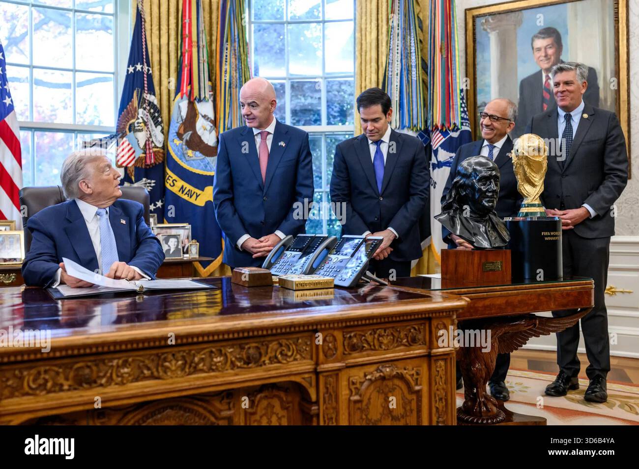 Le président Donald J. Trump rencontre le président de la FIFA, Gianni Infantino, le sénateur Marco Rubio, et d'autres responsables lors de la réunion du groupe de travail de la Maison Blanche sur la Coupe du monde de la FIFA 2026 dans le bureau ovale le lundi 17 novembre 2025. Image reproduite avec l'aimable autorisation de la Maison Blanche. Banque D'Images