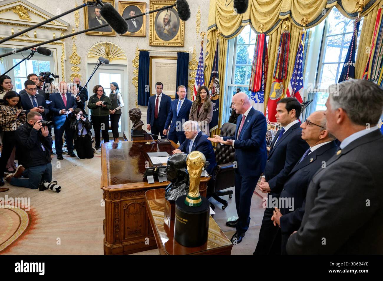 Le président Donald J. Trump rencontre le président de la FIFA, Gianni Infantino, la secrétaire à la sécurité intérieure, Kristi Noem, le sénateur Marco Rubio, et d'autres responsables lors de la réunion du groupe de travail de la Maison Blanche sur la Coupe du monde de la FIFA 2026 dans le bureau ovale le lundi 17 novembre 2025. Image reproduite avec l'aimable autorisation de la Maison Blanche. Banque D'Images