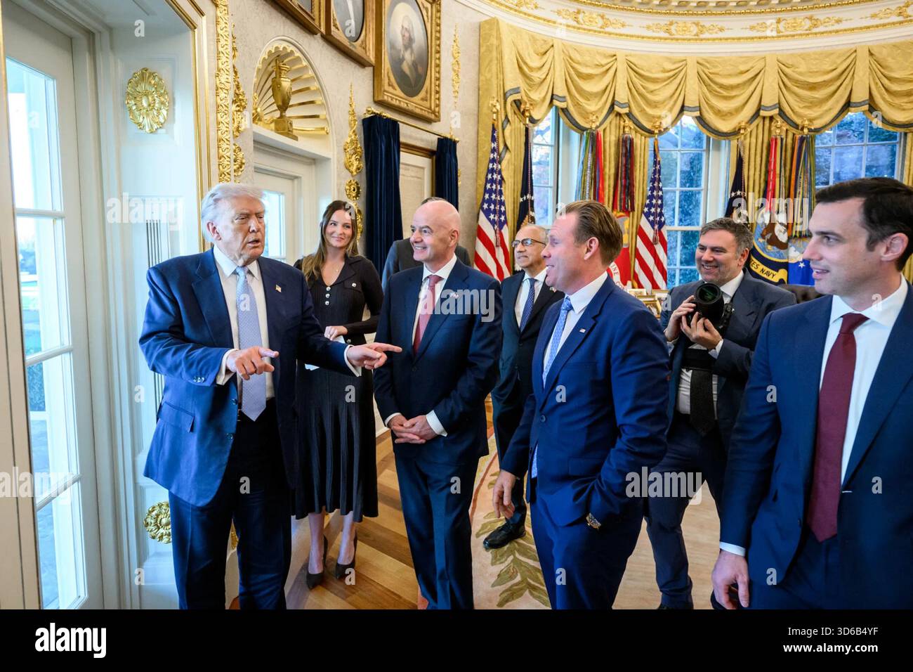 Le président Donald J. Trump rencontre le président de la FIFA, Gianni Infantino, la secrétaire à la sécurité intérieure, Kristi Noem, le sénateur Marco Rubio, et d'autres responsables lors de la réunion du groupe de travail de la Maison Blanche sur la Coupe du monde de la FIFA 2026 dans le bureau ovale le lundi 17 novembre 2025. Image reproduite avec l'aimable autorisation de la Maison Blanche. Banque D'Images