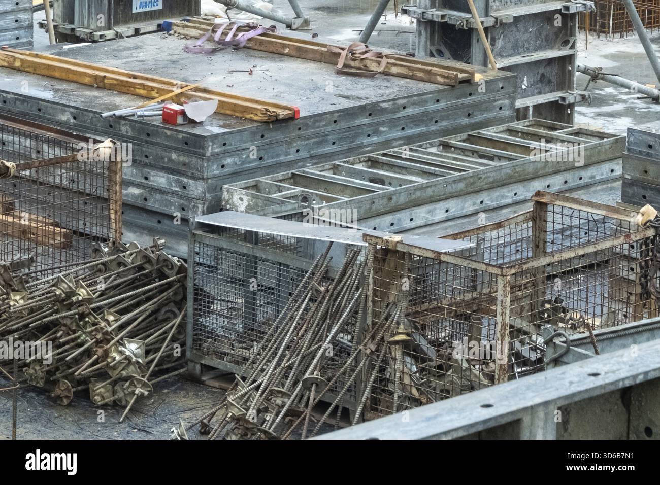 Borken, NRW, Allemagne, les ouvriers préparent des coffrages en béton et des barres d'armature pour une nouvelle fondation de bâtiment sur un chantier de construction très fréquenté. Équipement et matériel lourds Banque D'Images