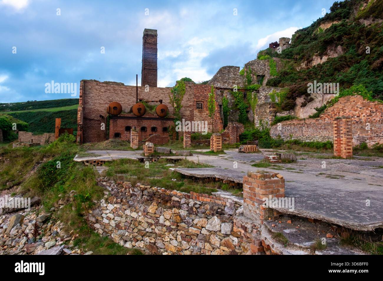 Maçonnerie de Porth Wen abandonnée avec des structures envahies par la végétation Banque D'Images