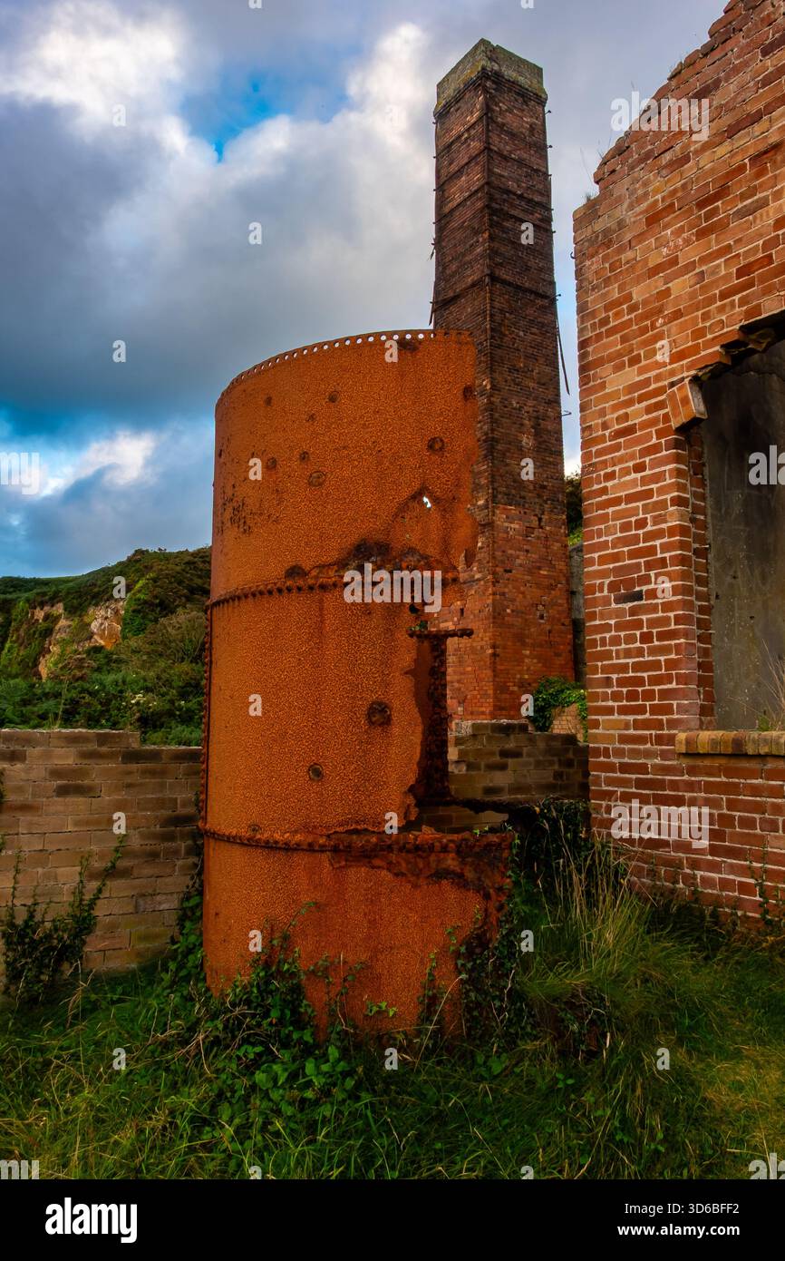 Réservoir cylindrique rouillé à Porth Wen Brickworks Banque D'Images
