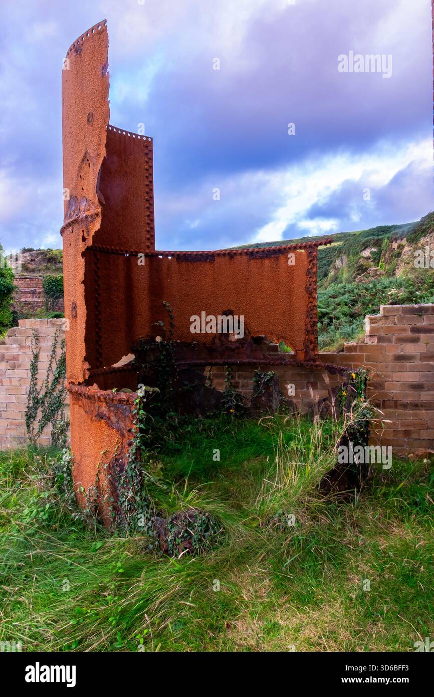 Réservoir cylindrique rouillé à Porth Wen Brickworks Banque D'Images