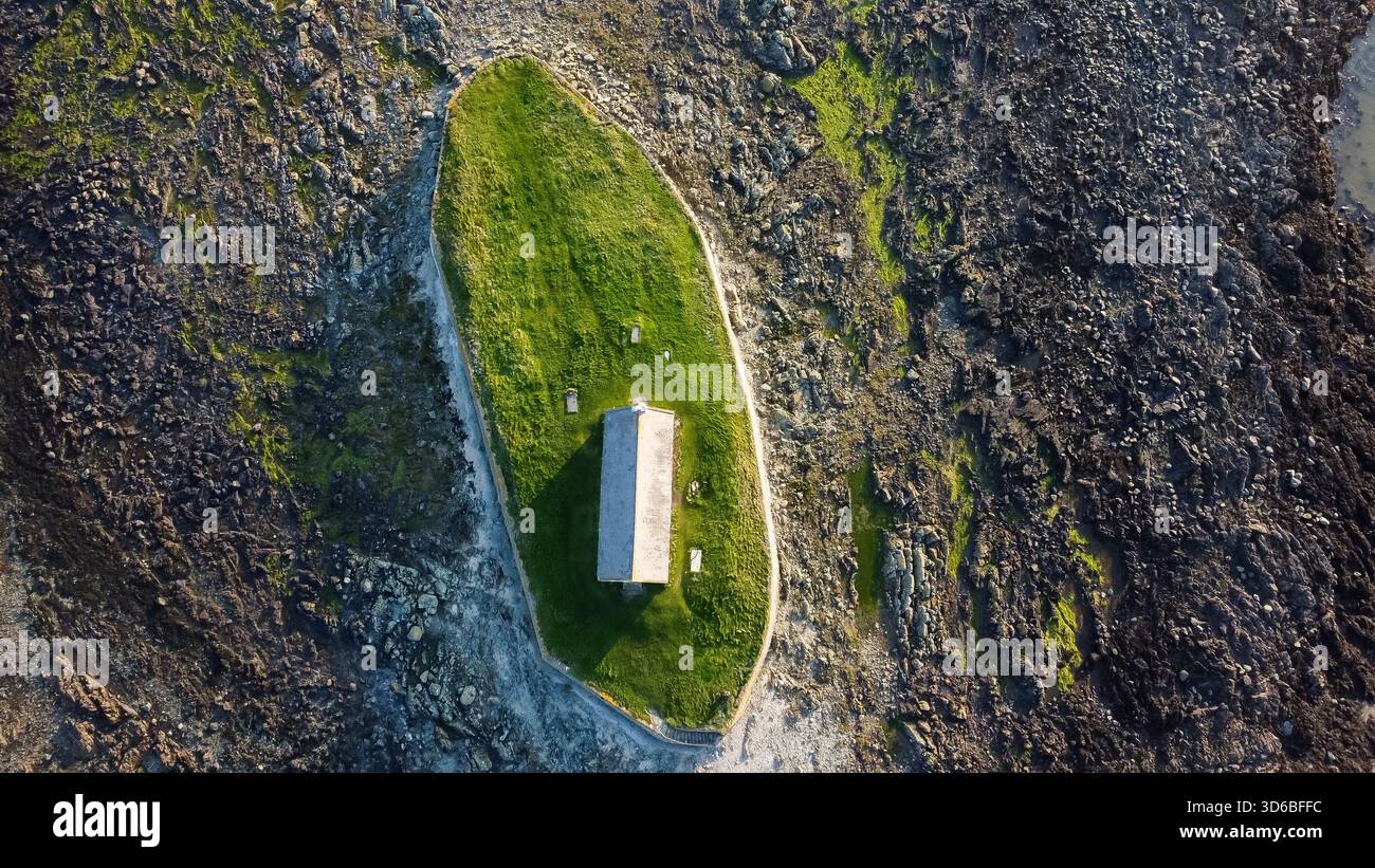 Vue aérienne de l’église St Cwyfan sur son île de marée Banque D'Images