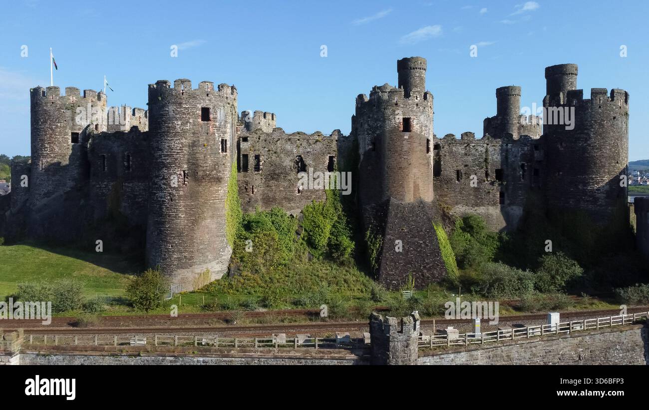 Vue aérienne des tours et des murs du château de Conwy à la lumière du matin Banque D'Images