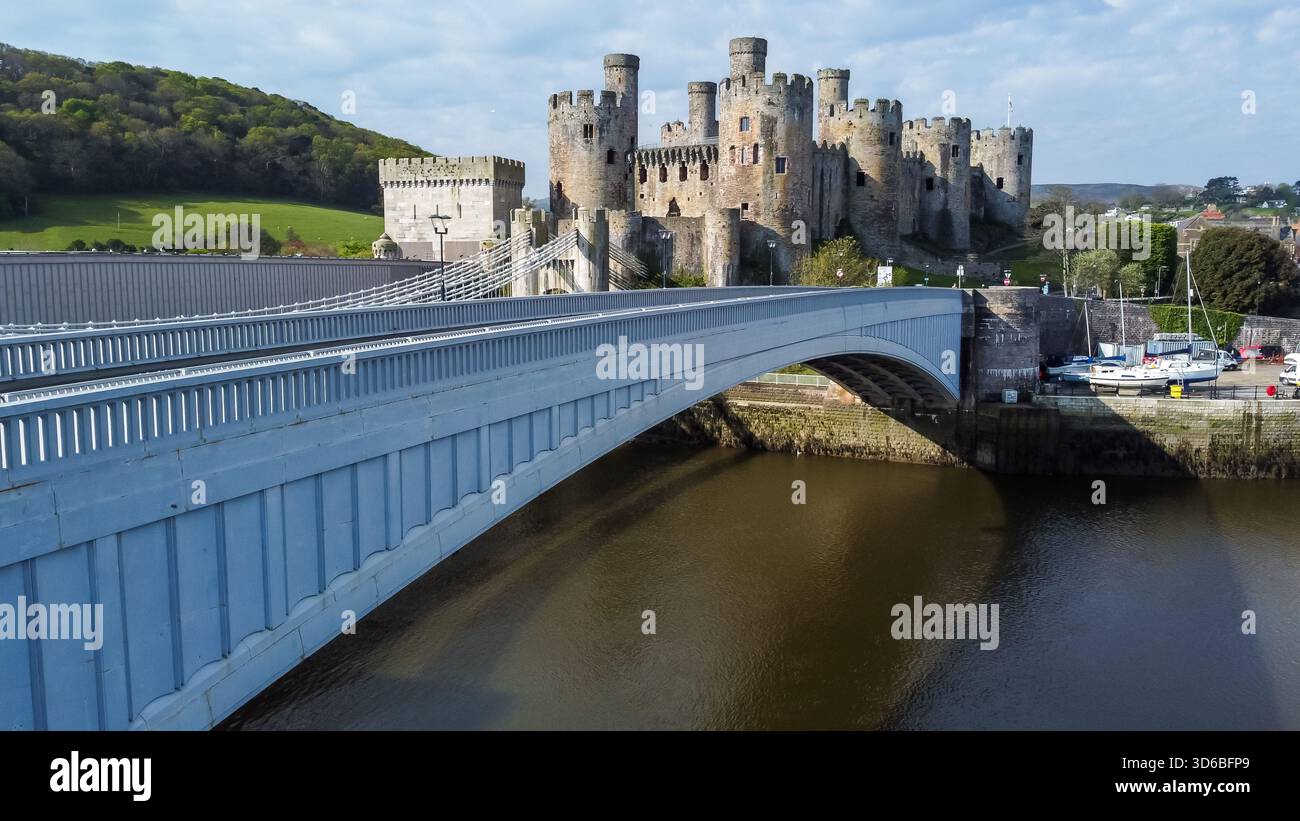 Vue aérienne du château de Conwy avec pont routier à la lumière du matin Banque D'Images