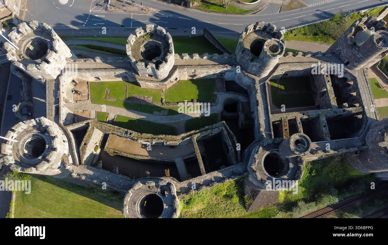 Vue aérienne donnant directement sur le château de Conwy à la lumière du matin Banque D'Images