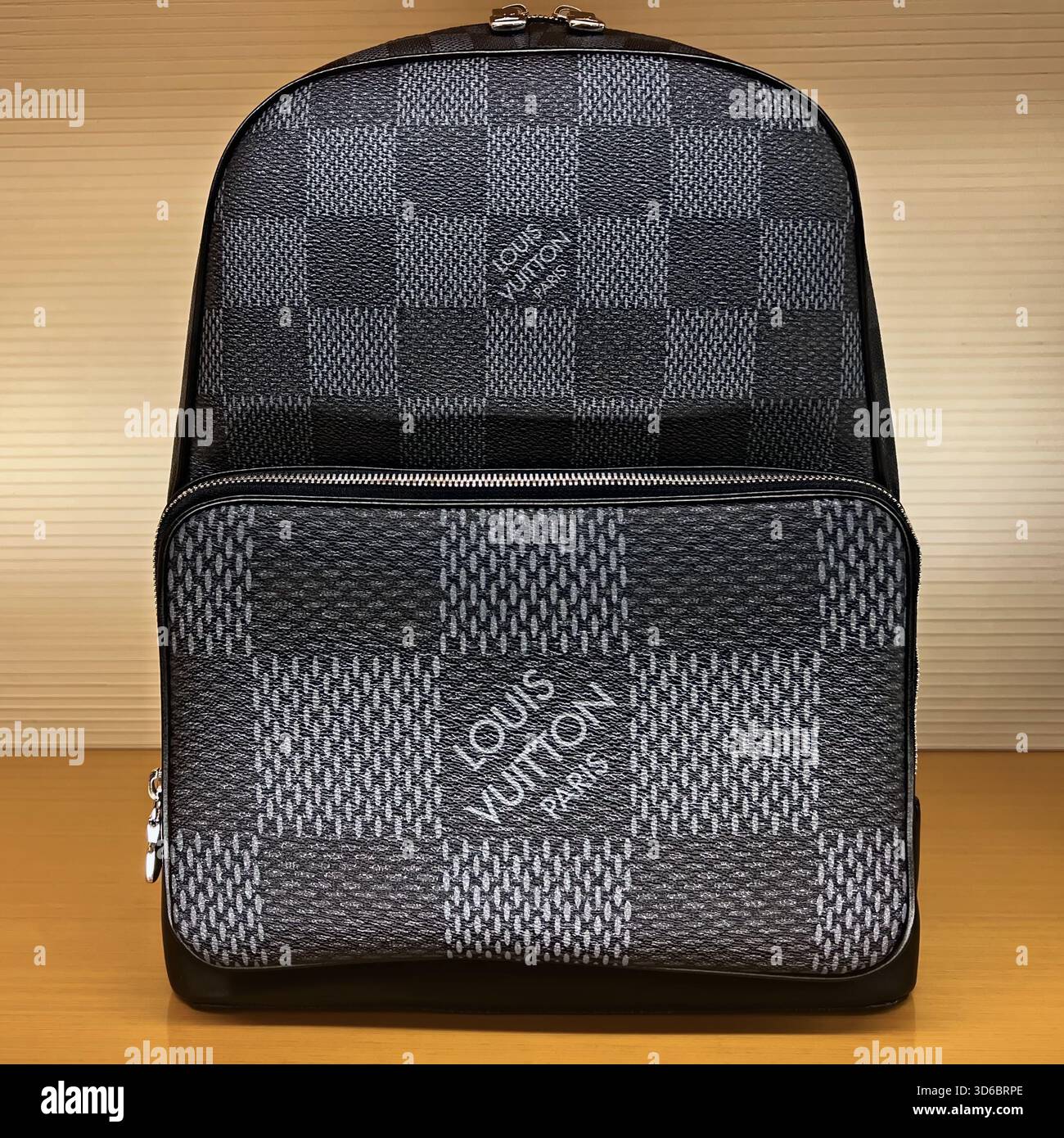 Honolulu, HI - janvier 2025 : Louis Vuitton Paris cuir noir damier homme ou sac à dos unisexe exposé au magasin Waikiki Hilton Banque D'Images