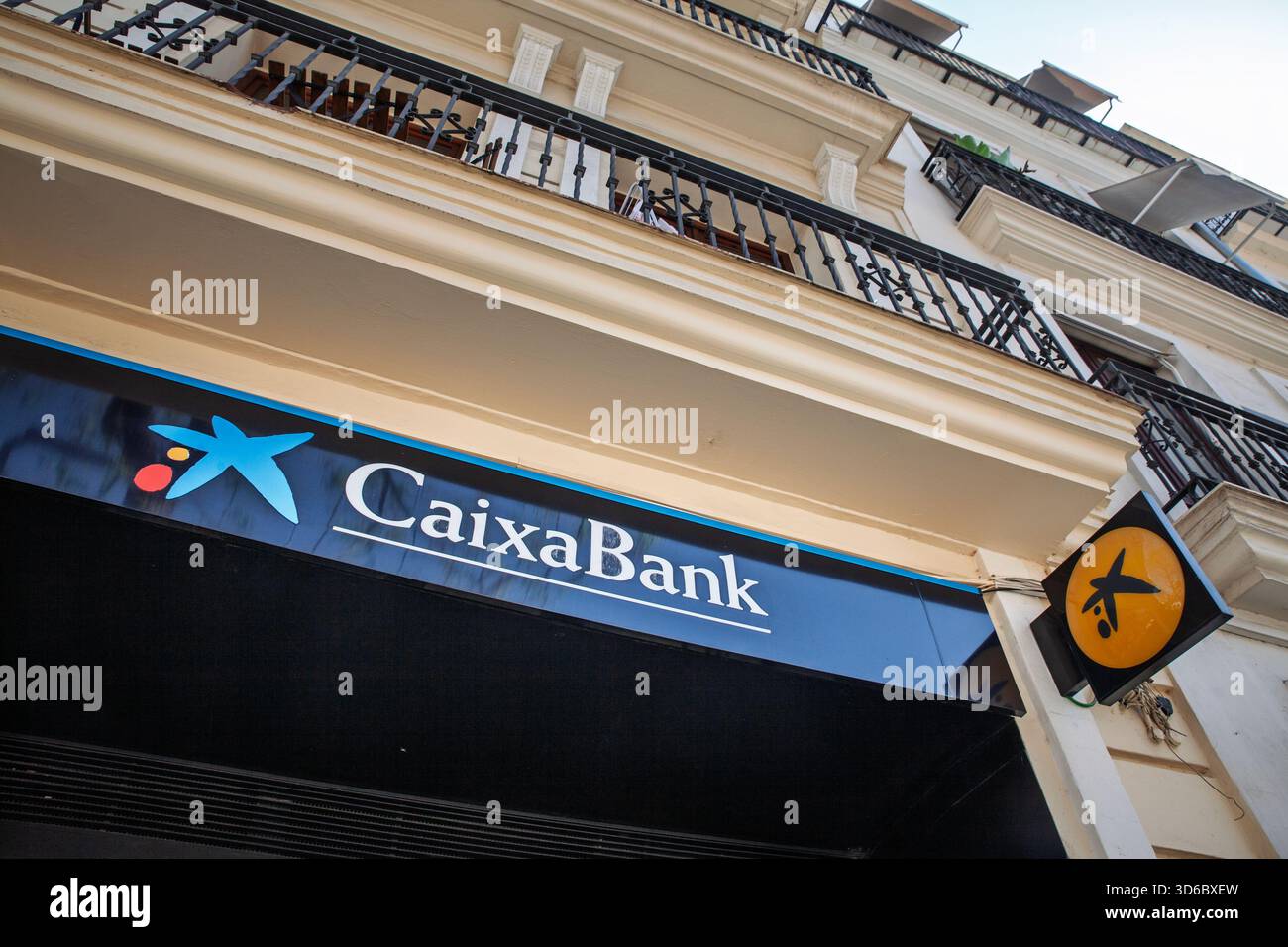 VALENCIA, ESPAGNE - 7 AVRIL 2025 : entrée de la succursale CaixaBank à Valence, Espagne, Caixa Bank est une banque espagnole et un groupe de services financiers. Banque D'Images