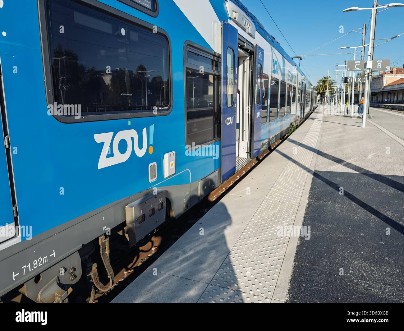 HYÈRES, FRANCE - 29 SEPTEMBRE 2025 : train régional TER de marque Zou à la gare de Hyères dans le sud de la France, Zou est le nom donné par la région PACA, ou Reg Banque D'Images