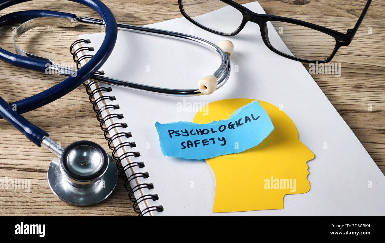 Concept de sécurité psychologique avec stéthoscope, silhouette de tête humaine et bloc-notes représentant le bien-être mental et la santé en milieu de travail Banque D'Images