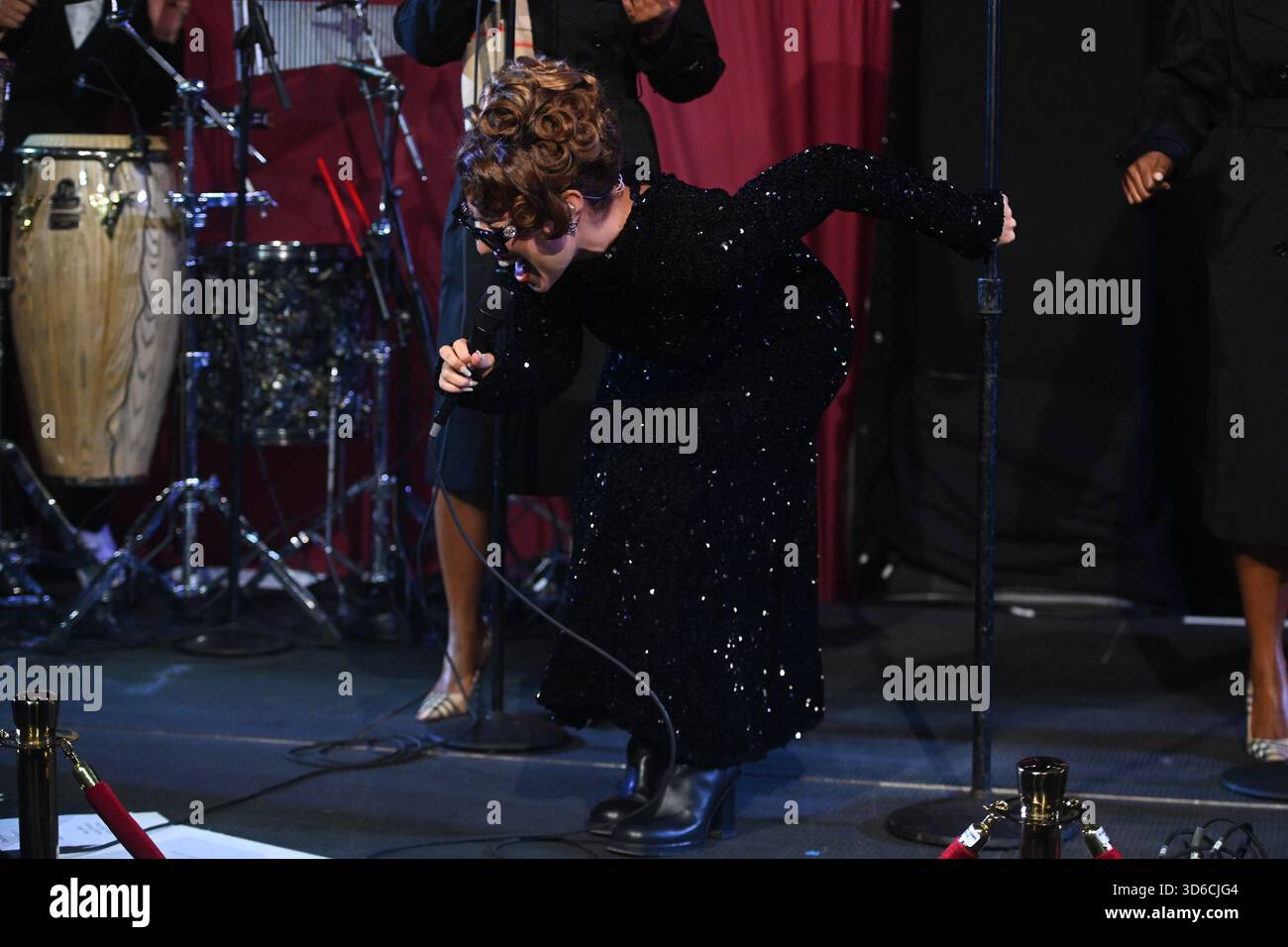 RAYE illumine New York lors du dévoilement de la fenêtre des fêtes de Bloomingdale avec son partenaire spécial Burberry au Bloomingdale's le 19 novembre 2025 à New York. Banque D'Images