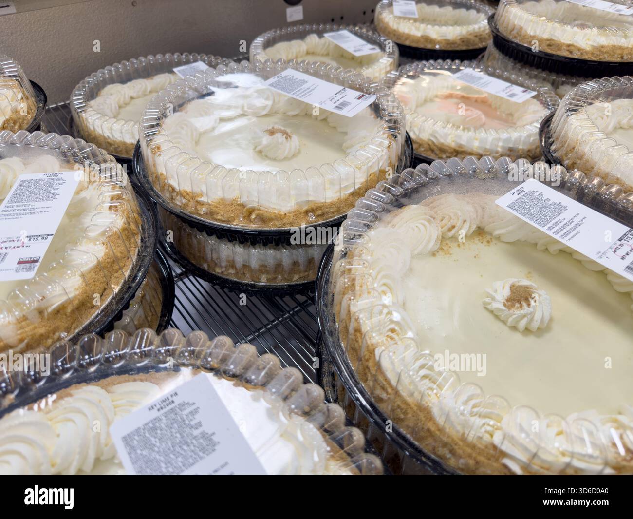 Los Angeles, Californie, États-Unis - 05-05-2023 : une vue de plusieurs paquets de tarte à la chaux Kirkland signature Key, exposés dans un local Costco. Banque D'Images