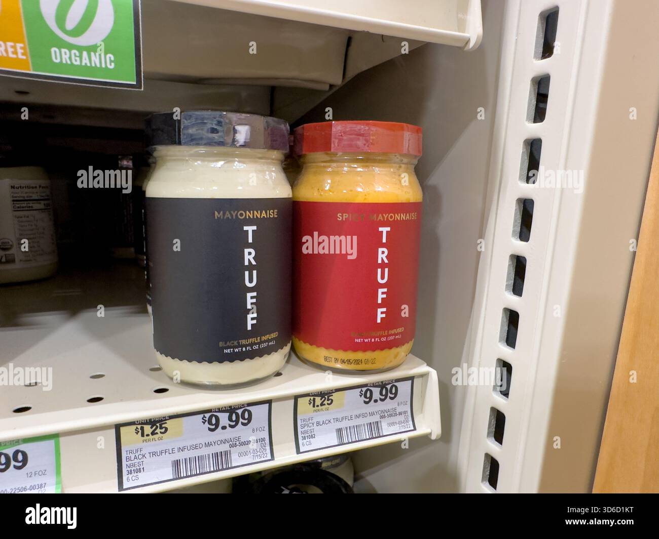 Los Angeles, Californie, États-Unis - 05-05-2023 : vue de plusieurs bouteilles de mayonnaise Truff exposées dans une épicerie locale. Banque D'Images