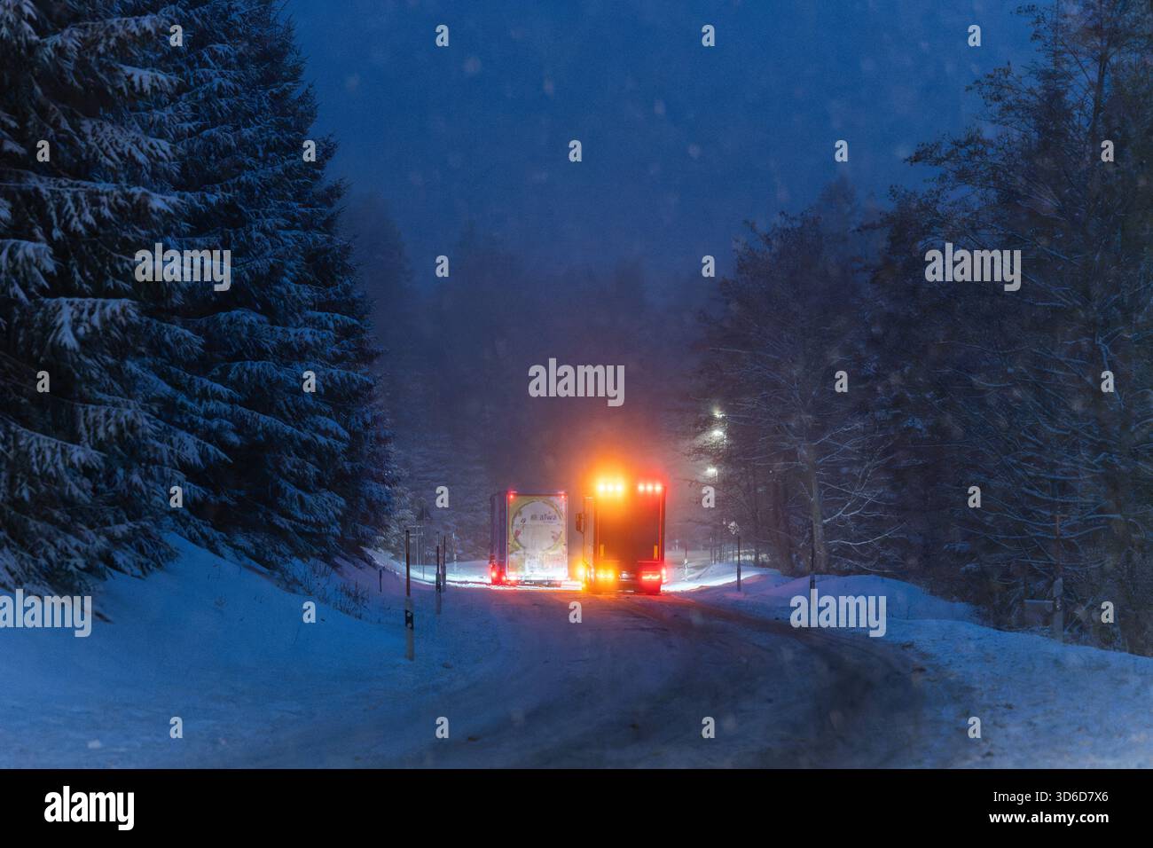 Freudenstadt, Allemagne. 20 novembre 2025. Des camions sont bloqués sur la route fédérale 28 près de Freudenstadt pendant les chutes de neige. Jusqu'à 20 centimètres de neige fraîche sont attendus dans la Forêt Noire. Crédit : Silas Stein/dpa/Alamy Live News Banque D'Images