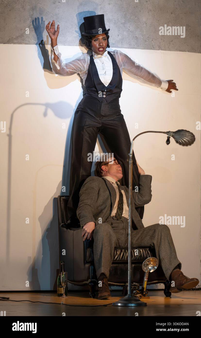 English National Opera, London Coliseum, Royaume-Uni. 17 novembre 2025. Répétition complète de Partenope de Haendel, un opéra en trois actes. Situé dans un salon parisien des années 1920, Christopher Alden produit des soirées et des cocktails non-stop s'inspire des artistes surréalistes de l'époque, dont Salvador Dali et Man Ray, le personnage d'Emilio étant basé sur Man Ray lui-même. Image : Partenope joué par Nardus Williams, photographe Ormonte joué par William Thomas. Crédit : Malcolm Park/Alamy Banque D'Images