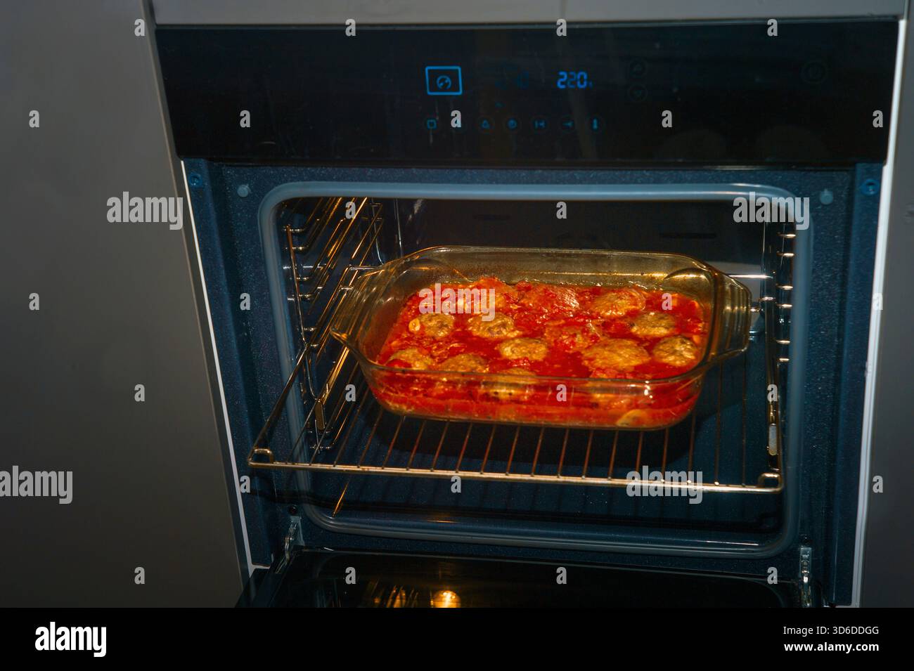 boulettes de viande dans la sauce tomate à l'intérieur de la cuisinière électrique, intérieur gros plan Banque D'Images