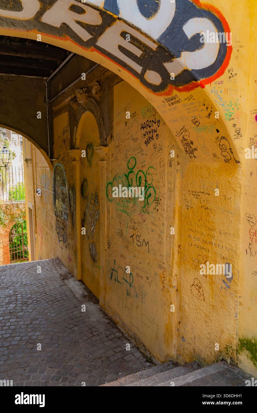 Vue partielle d'une arche sur une rue italienne, rehaussée de contours et de texte, mêlant architecture historique et illustration urbaine artistique. Banque D'Images
