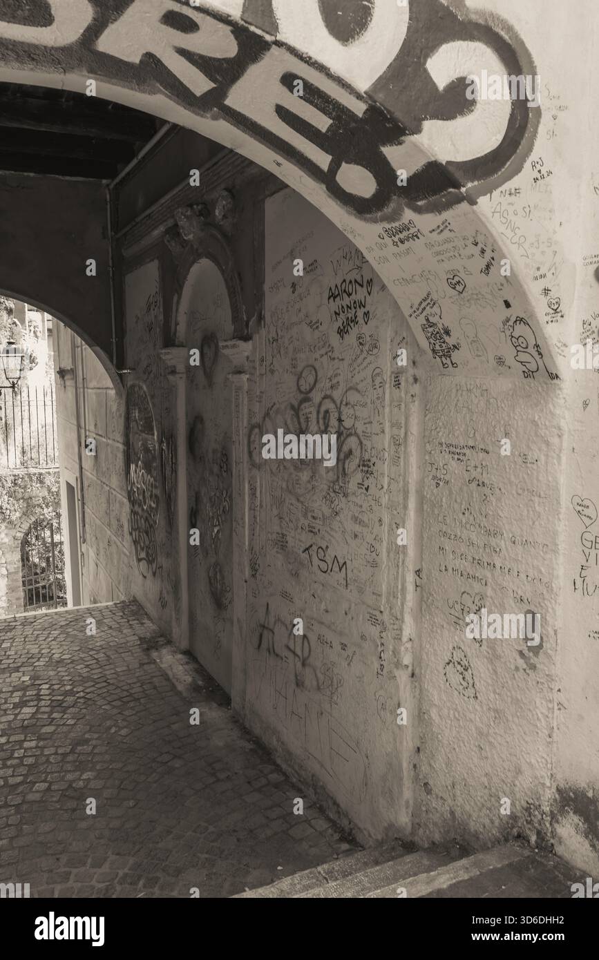 Vue partielle d'une arche sur une rue italienne, rehaussée de contours et de texte, mêlant architecture historique et illustration urbaine artistique. Banque D'Images