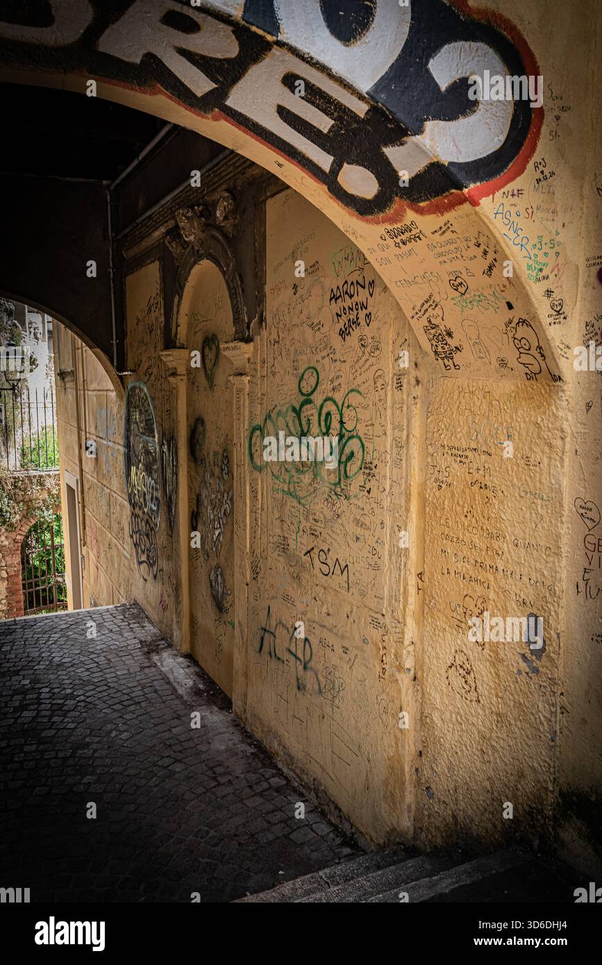 Vue partielle d'une arche sur une rue italienne, rehaussée de contours et de texte, mêlant architecture historique et illustration urbaine artistique. Banque D'Images