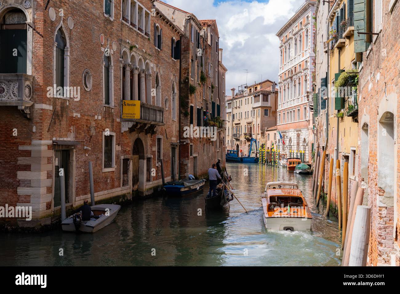 Rue étroite de Venise, canal. Bateaux sur l'eau, scène atmosphérique de la vieille ville, idéal pour les voyages, l'architecture et la photographie de rue. Banque D'Images